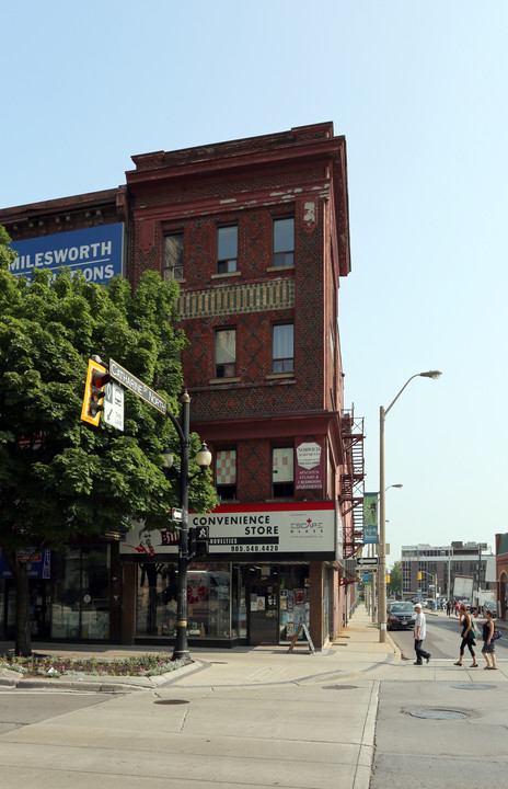 Norwich Apartments in Hamilton, ON - Building Photo