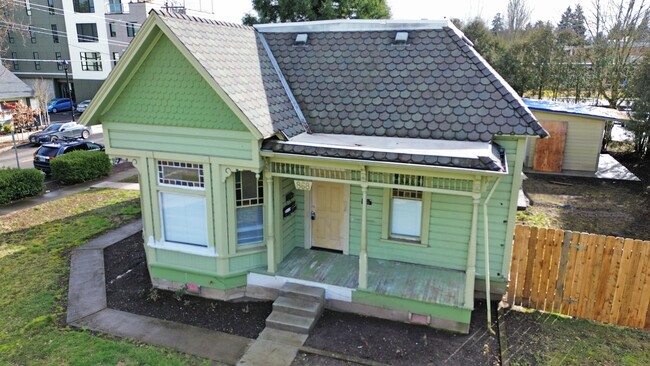 868 SE Washington St in Hillsboro, OR - Building Photo - Building Photo