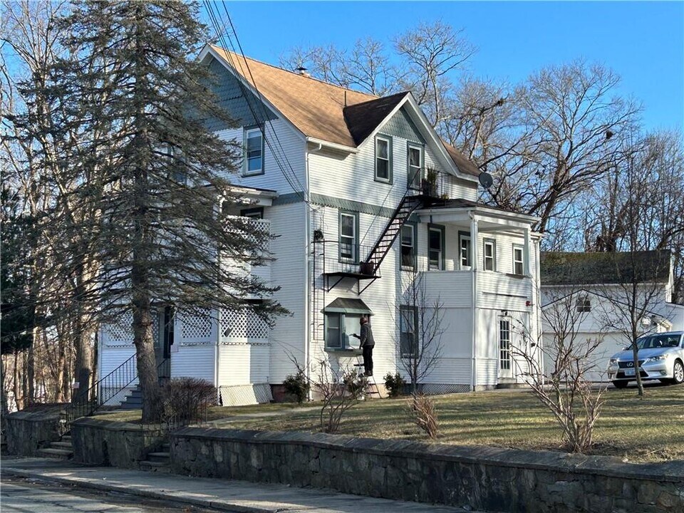 907 Bernon St in Woonsocket, RI - Foto de edificio