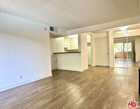15425 Sherman Way in Los Angeles, CA - Building Photo - Building Photo