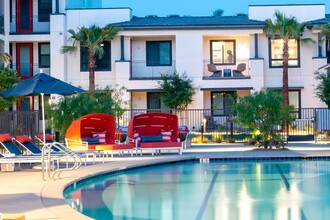 Avenida Palm Desert 55+ Active Adult Apartment Homes in Palm Desert, CA - Foto de edificio - Building Photo