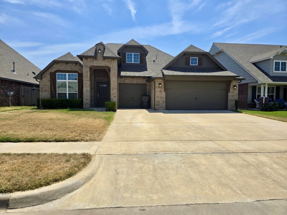 9244 E 133rd St S in Bixby, OK - Building Photo