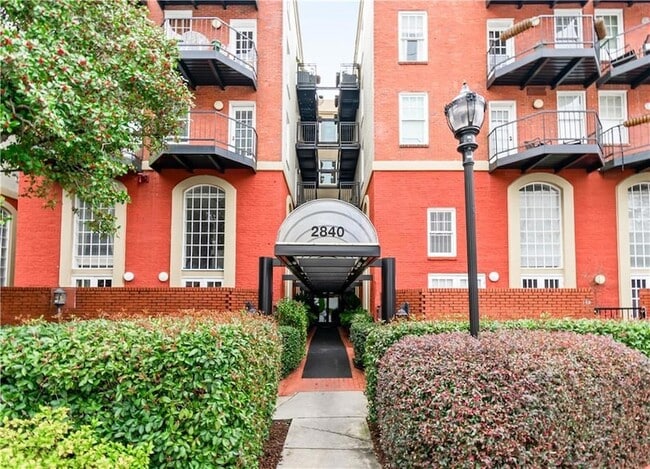 2840 Peachtree Rd NW, Unit 312 in Atlanta, GA - Foto de edificio - Building Photo