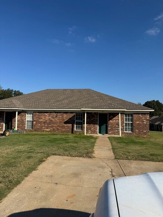 304 Lisa Cove in Senatobia, MS - Building Photo