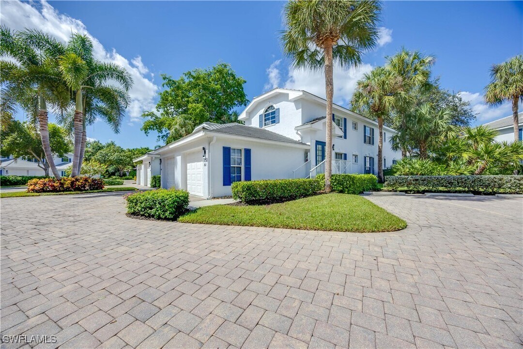 7050 Barrington Cir in Naples, FL - Building Photo