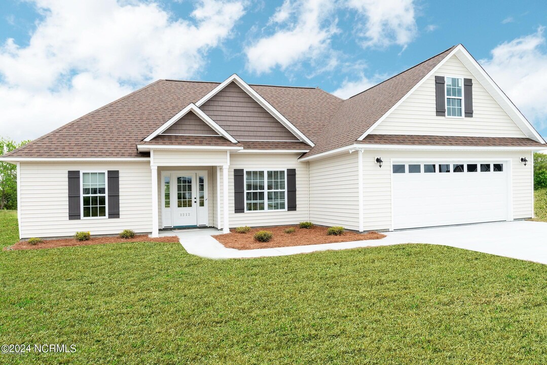1212 Fellowes Ct in Winterville, NC - Building Photo