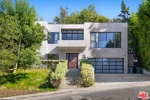 11200 Dona Lola Dr in Los Angeles, CA - Building Photo