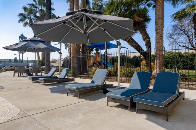 Serrano Apartments in West Covina, CA - Foto de edificio - Building Photo