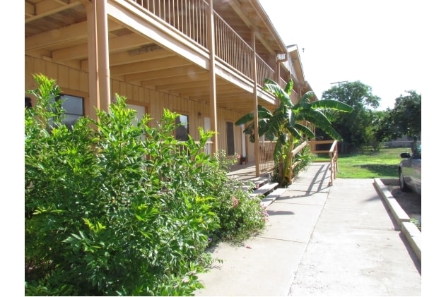 Vega Apartments in San Benito, TX - Foto de edificio