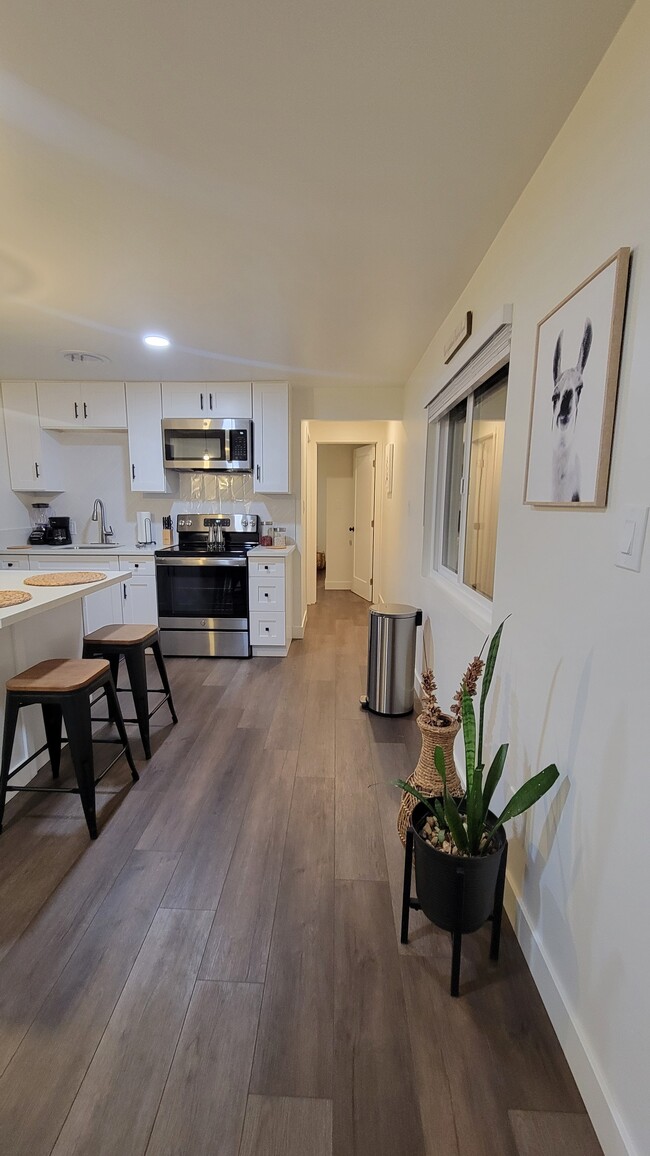 2119 Las Colinas Ave, Unit Eagle Rock Cottage in Los Angeles, CA - Foto de edificio - Building Photo