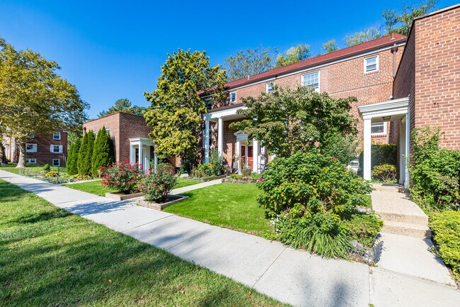 Parkway Village in Jamaica, NY - Foto de edificio - Building Photo