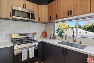10823 Hartsook St in Los Angeles, CA - Foto de edificio - Building Photo
