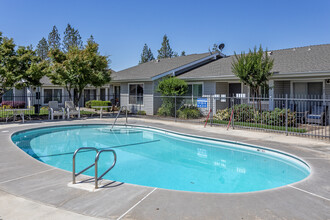 Copper Tree Condominiums in Fresno, CA - Foto de edificio - Building Photo