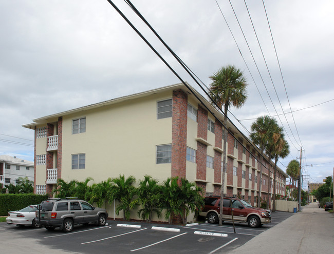 Camelot East Apartments in Fort Lauderdale, FL - Building Photo - Building Photo