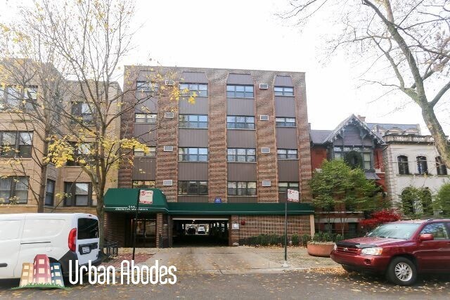 555 W Arlington Pl, Unit A04C in Chicago, IL - Building Photo