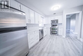 22 Decarie Cir in Toronto, ON - Building Photo - Building Photo