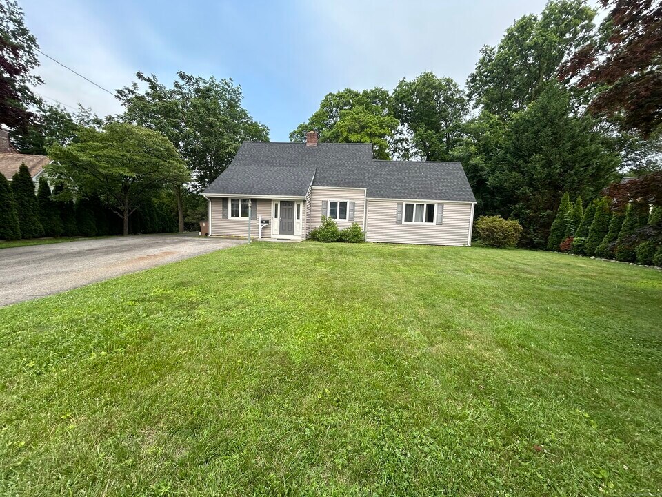 15 Fara Dr in Stamford, CT - Building Photo