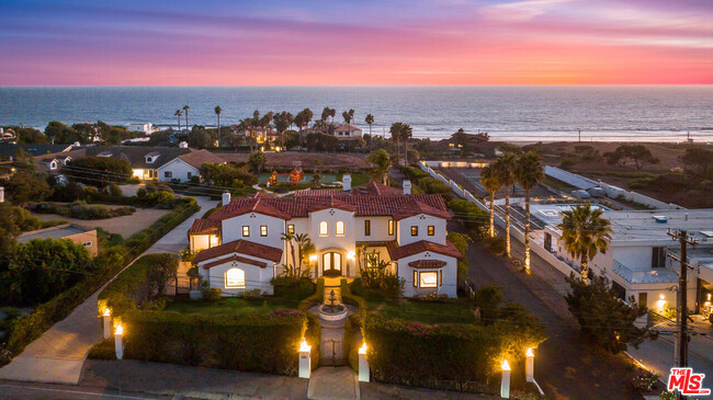 30532 Morning View Dr in Malibu, CA - Foto de edificio - Building Photo