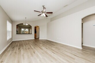 447 Maple Pointe Dr in Seffner, FL - Foto de edificio - Building Photo