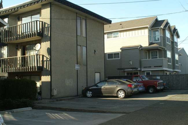 California Avenue Apartments in Seattle, WA - Building Photo - Building Photo