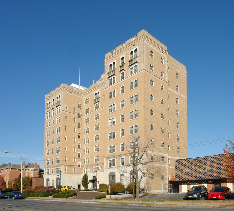 Cambridge Arms Apartments in Columbus, OH - Building Photo