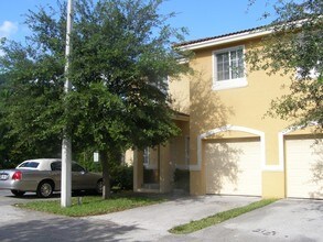 Bernford Townhouse Community Apartments in Hallandale Beach, FL - Foto de edificio - Building Photo