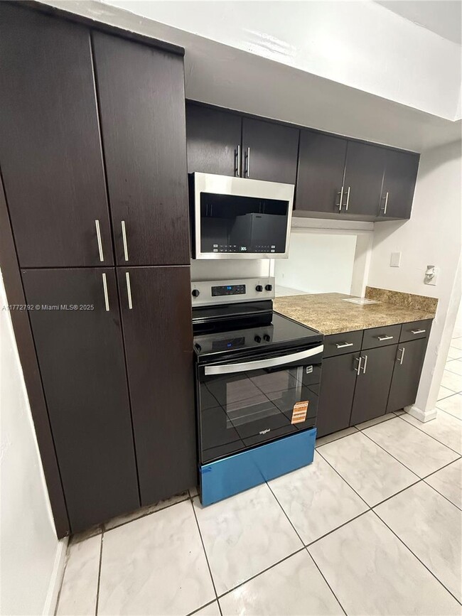 1885 NE 121st St in North Miami, FL - Foto de edificio - Building Photo