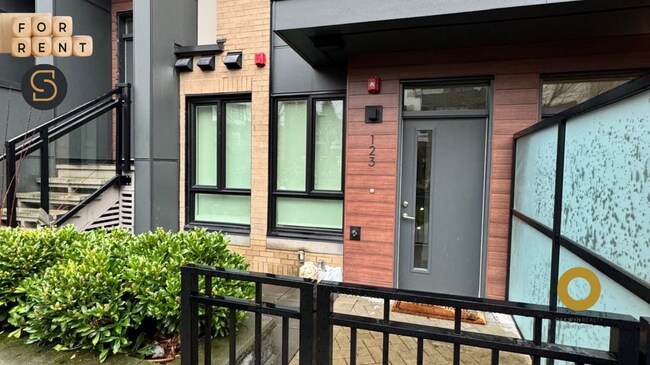 2035 Glenaire Dr in North Vancouver, BC - Building Photo - Building Photo