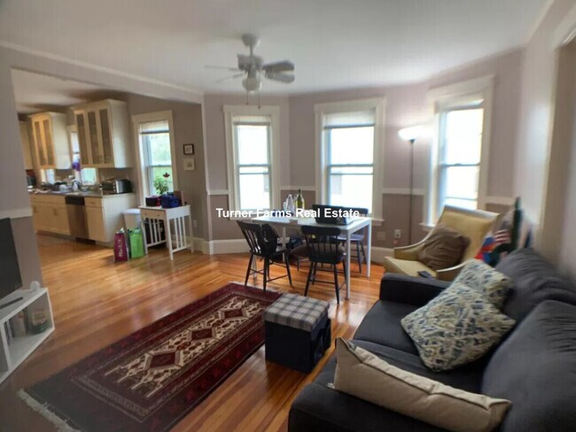 24 Greenleaf Ave, Unit 2 in Medford, MA - Building Photo - Building Photo