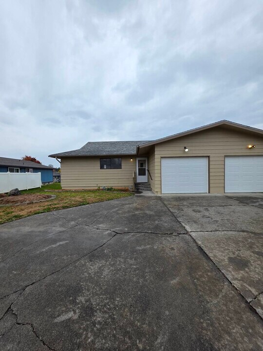 3718 W 17th Pl in Kennewick, WA - Building Photo