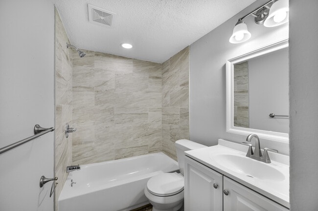 1279 Santa Rosa St in Clearwater, FL - Foto de edificio - Building Photo