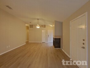 3086 Rustlewind Ln, Unit UNIT 2 in Grand Prairie, TX - Foto de edificio - Building Photo