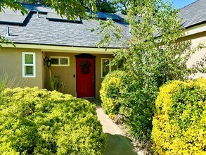2062 E Cromwell Ave in Fresno, CA - Building Photo - Building Photo