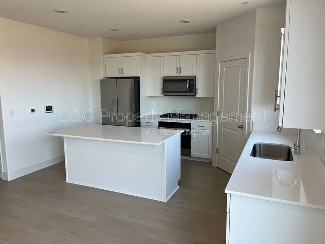 383 Manhattan Dr in Lathrop, CA - Building Photo - Building Photo