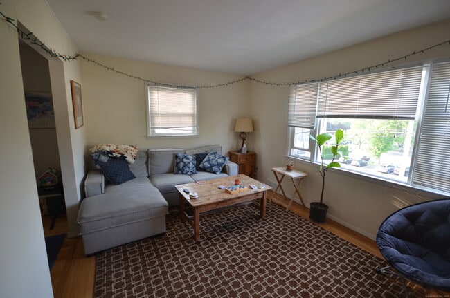 28 Riverside Dr in Fairfield, CT - Building Photo - Building Photo