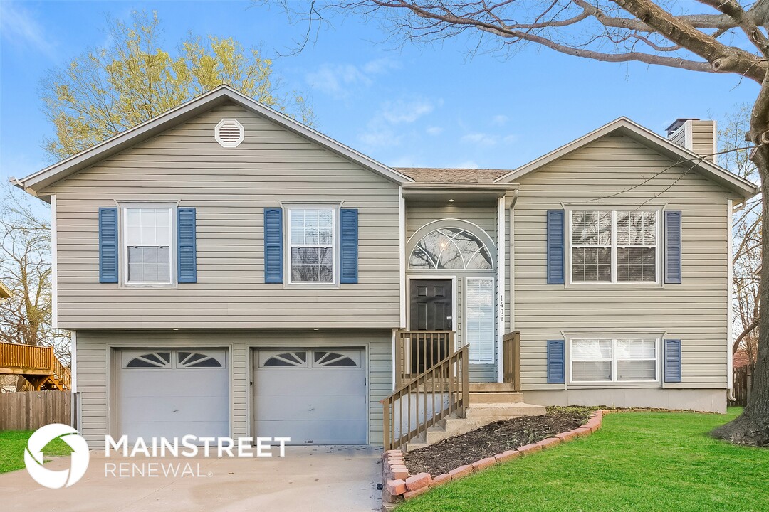 1406 Cottonwood Dr in Greenwood, MO - Building Photo
