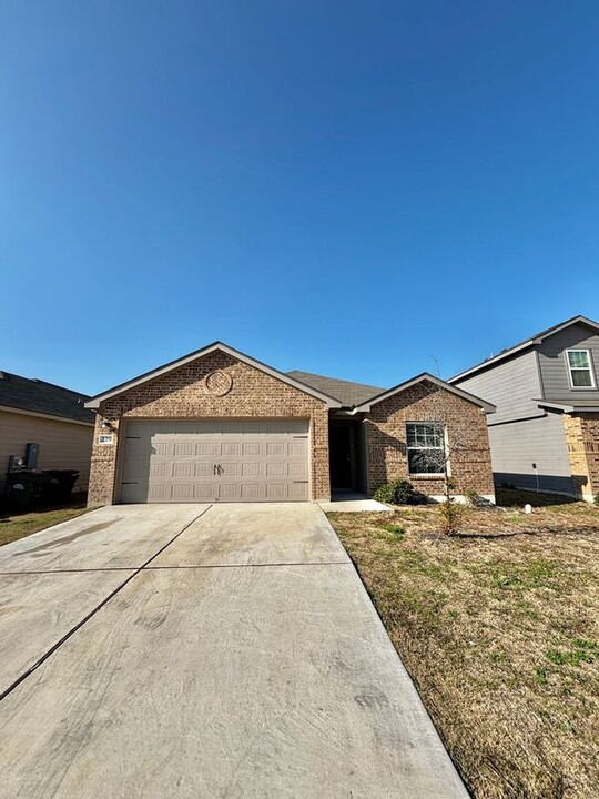 229 Wincanton Ln in Jarrell, TX - Foto de edificio