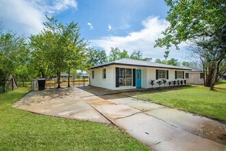 304 Avenue F in Brazoria, TX - Foto de edificio - Building Photo