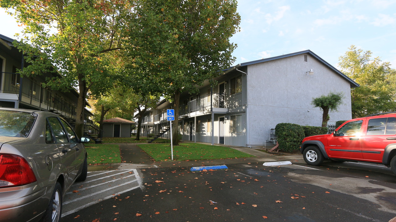 Glenwood Apartments in Olivehurst, CA - Building Photo