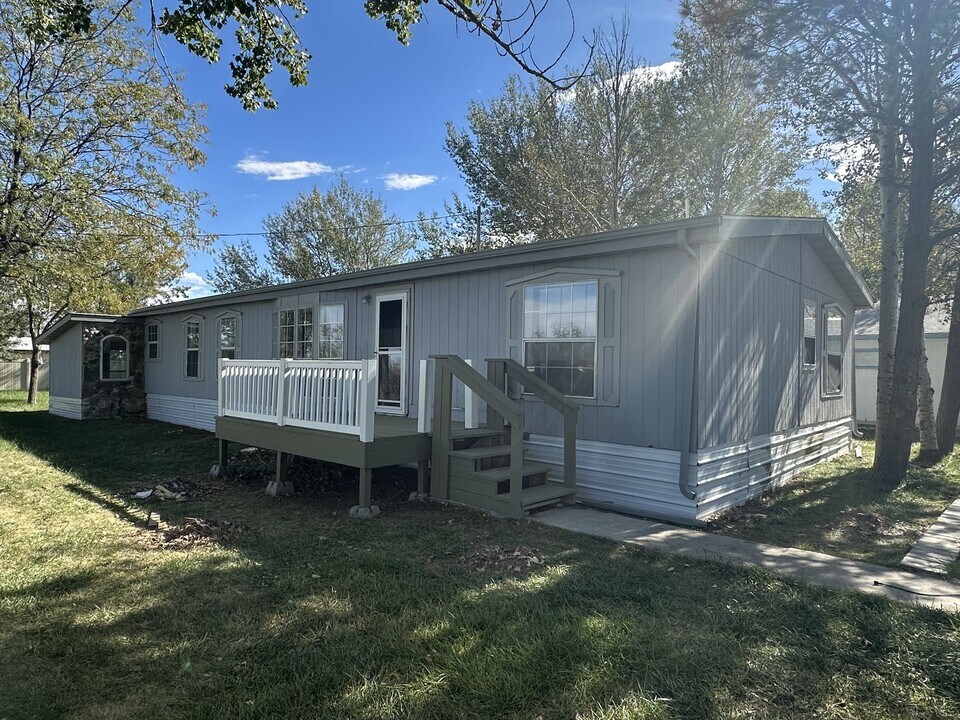 758 W G Rd in Huntley, MT - Building Photo