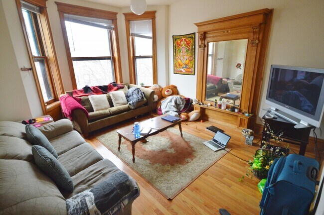 3724 N Fremont St, Unit 3 in Chicago, IL - Building Photo - Building Photo