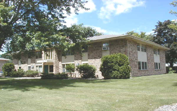 650 E 92nd St in Bloomington, MN - Foto de edificio - Building Photo