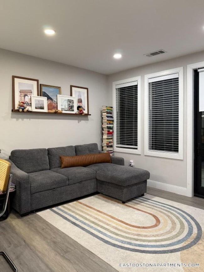 656 Saratoga St, Unit 208 in Boston, MA - Foto de edificio - Building Photo