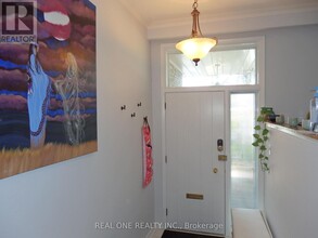 19 Versend Dr in Toronto, ON - Building Photo - Building Photo
