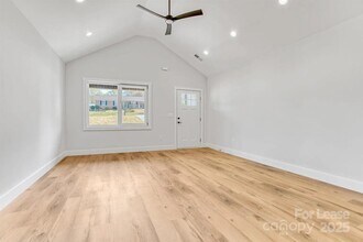 111 Iris Ln in Gaffney, SC - Building Photo - Building Photo