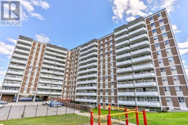 100 Rowena Dr in Toronto, ON - Building Photo - Building Photo