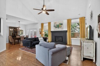 1607 Gracy Farms Ln in Austin, TX - Foto de edificio - Building Photo