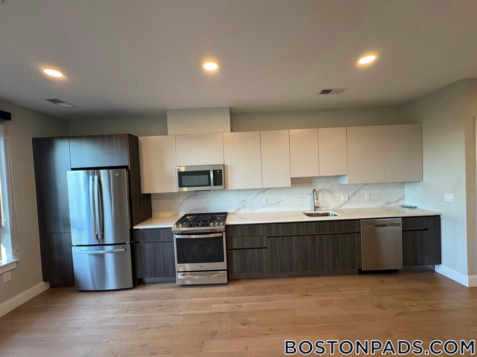 9 Central St in Somerville, MA - Building Photo