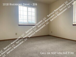 1016 Riverbend Dr in Hartford, WI - Building Photo - Building Photo