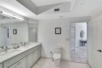 300 Lambiance Cir in Naples, FL - Foto de edificio - Building Photo